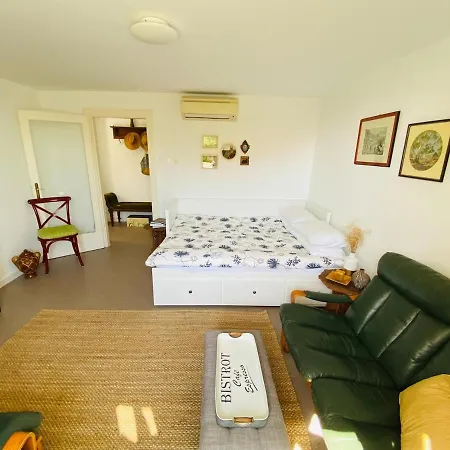 Large Garden 10min Walk To Old Town Apartman *