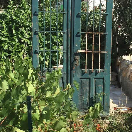 Large Garden 10min Walk To Old Town Apartman