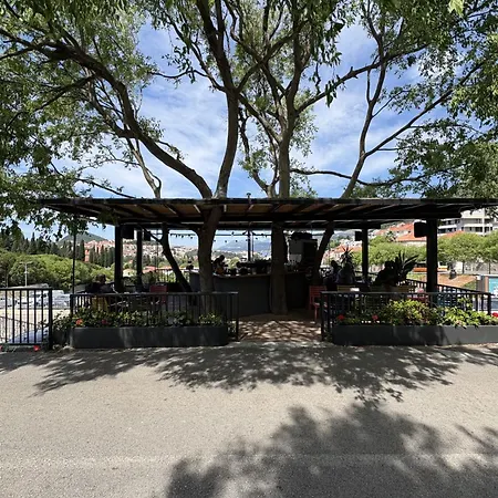 Large Garden 10min Walk To Old Town Apartman